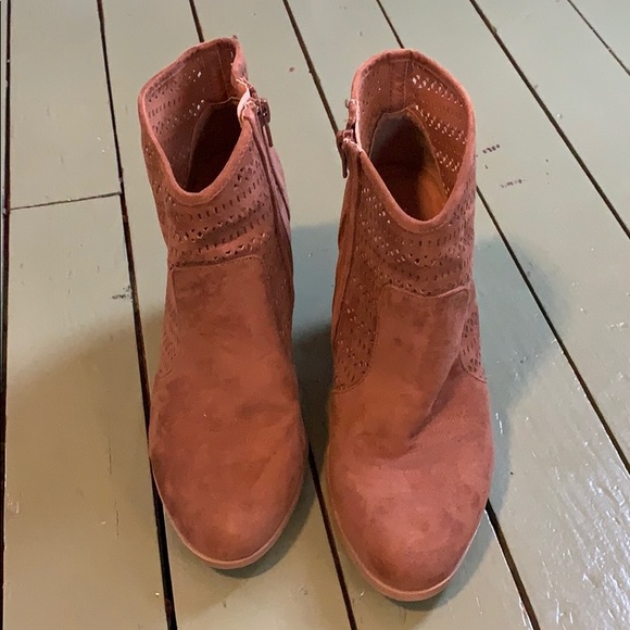 worn very few times! cowboy like booties - Picture 1 of 2